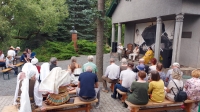 Prie A. Baranausko klėtelės būrėsi poezijos gerbėjai.