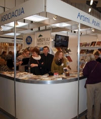 Muziejų asociacijos stendas Vilniaus knygų mugėje. Rasos Bražėnaitės nuotrauka