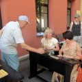 Vyresnieji anykštėnai prisiminė vaikystėje sėdėję lygiai tokiuose pačiuose juoduose suoluose, kokie į Senamiestį tądien atkeliavo iš Kunigiškių pradžios mokyklos.