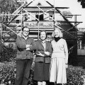 Prie rekonstruojamo A. Vienuolio namo – muziejininkai: (iš kairės) A. Žvikas, T. Mikeliūnaitė ir V. Zasienė. 1981 m. spalio 2 d. Antano Dilio nuotrauka.