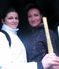 „Palydėkit šiandien mus...“. Žaviosios Siauruko palydovės – Jurinta ir Evelina. Mano nuotrauka.