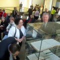 Vilniaus universiteto bibliotekos generalinė direktorė Irena Krivienė pristato parodą Anykščių merui Kęstučiui Tubiui.