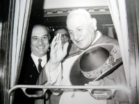 Popiežius Jonas XXIII istorinėje kelionėje traukiniu 1962-ųjų spalį.