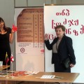 Gruzijos ambasados atstovai anykštėnams pristatė gruzinų abėcėlės istoriją. Ambasadorė (kairėje) rodo savo vardo pirmąją raidę CH.