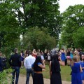 Antano Vienuolio gimnazijos abiturientai Paskutinį skambutį palydi A. Vienuolio sodyboje.