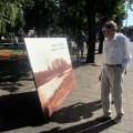 Prof. Antanas Tyla stabtelėjo prie senosios Anykščių bažnyčios nuotraukos, kuriai jau daugiau kaip 120 metų.