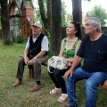 Su tremtinių metraštininku Broniumi Tvarkūnu Debeikių bažnyčios šventoriuje.