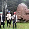 Trys spalvotos kepurės – sukilėlių dalinių skiriamieji ženklai. Šįkart jas dėvi Gintautas Eimanavičius, Robertas Raišelis ir Liudas Stakus.