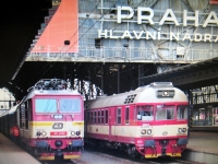 Nors dar judantys, bet jau pasenę traukiniai Prahoje.