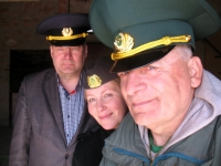 Ukrainos geležinkelininkų kepurėmis pasipuošę: (iš kairės) Kijeve gyvenantis Virginijus Strolia ir muziejininkai Kristina ir Raimondas. Mano „selfis“.