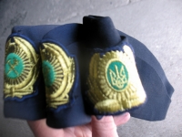 Ukrainietiškų piločių grožis, jas puošiantys geležinkelių ženklai bei tautinis tridantis. 