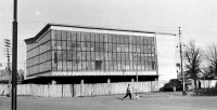 1964-ųjų pavasaris Anykščiuose, baigiamą statyti Anykščių universalinės parduotuvės pastatą dar supa medinė tvora. Izidoriaus Girčio nuotrauka.