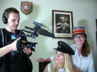 Tiesiog surežisuota TV3 filmavimo grupės fotografija: iš kairės – Ričardas, Nijolė ir Karolina. Mano nuotrauka.