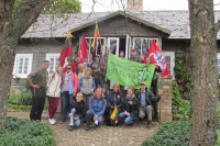 Pėsčiųjų žygio organizatoriai prie Didžiulių muziejaus Griežionėlėse.